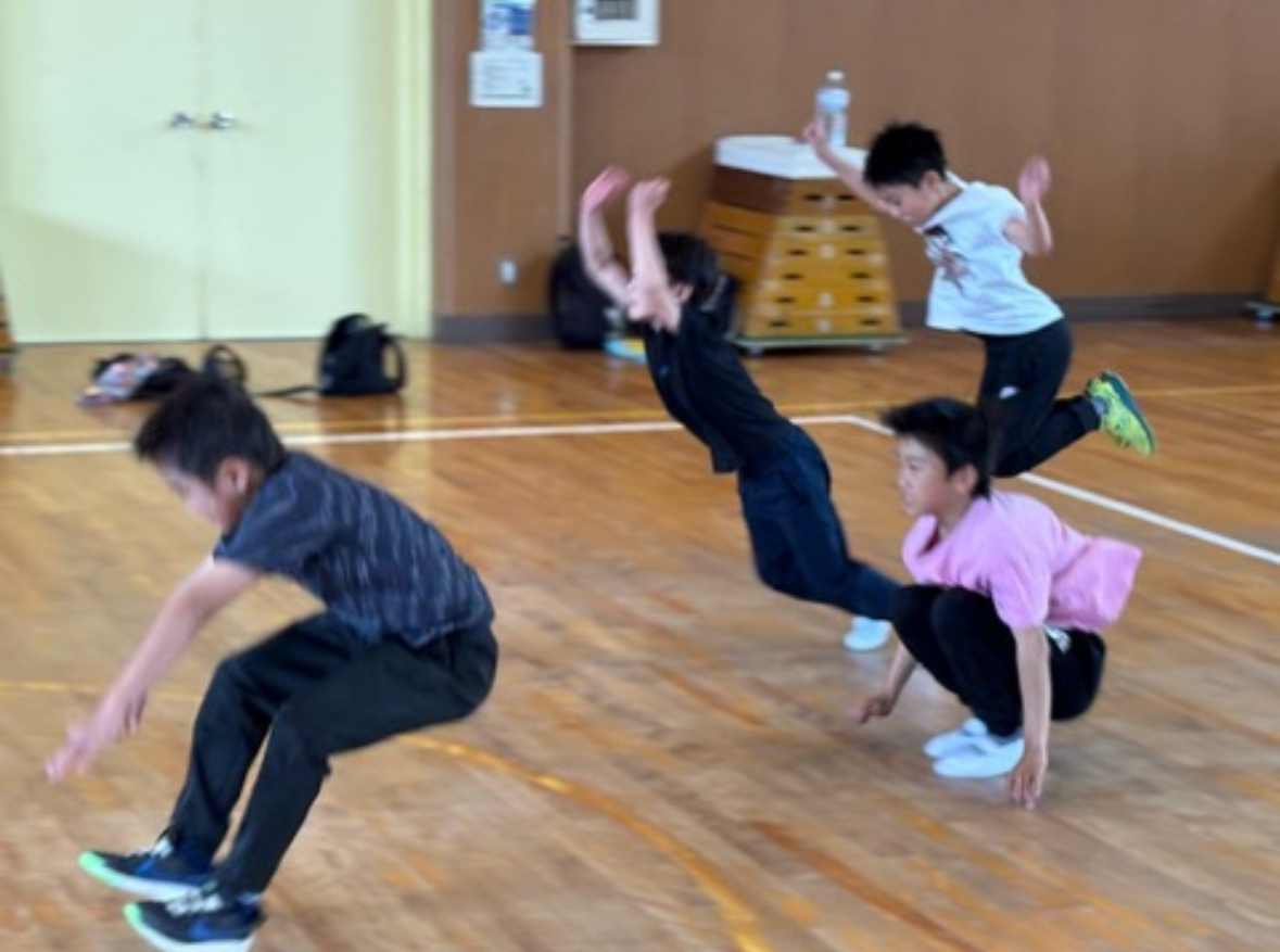 パルクールで鍛えられた身体能力で大ジャンプ